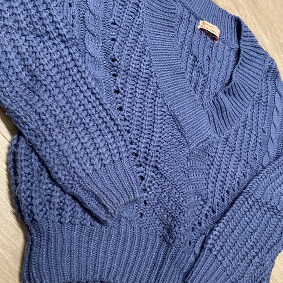 URBAN OUTFITTERS CABLE KNIT SWEATER 💙 - Picture 3 of 3